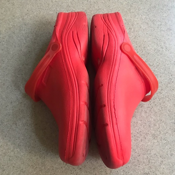 EASY USA Red Casual Beach Clogs 8 - Picture 8 of 8